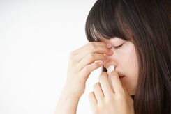 چگونه خون دماغ را بند بیاوریم؟