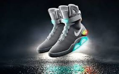 با این کفش‌ها می‌توانید روی آب راه بروید/ ویدئو