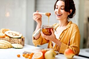 خوردن یک قاشق عسل قبل از خواب در بدن معجزه می کند