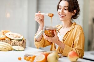 خوردن یک قاشق عسل قبل از خواب در بدن معجزه می کند