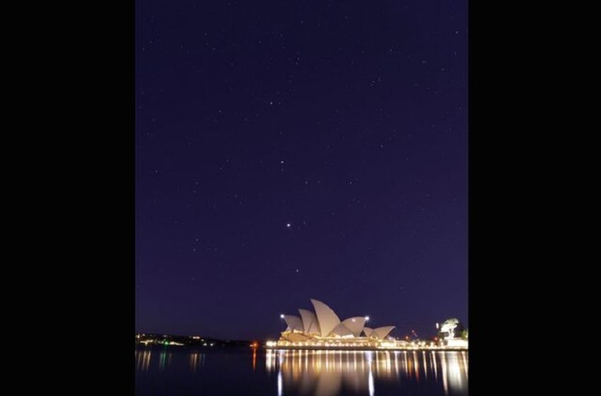 عکس روز ناسا از رژه سیاره‌ها بر فراز خانه اپرای سیدنی