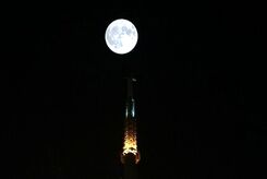 ابرماه آبی رنگ در آسمان تهران/ تصاویر