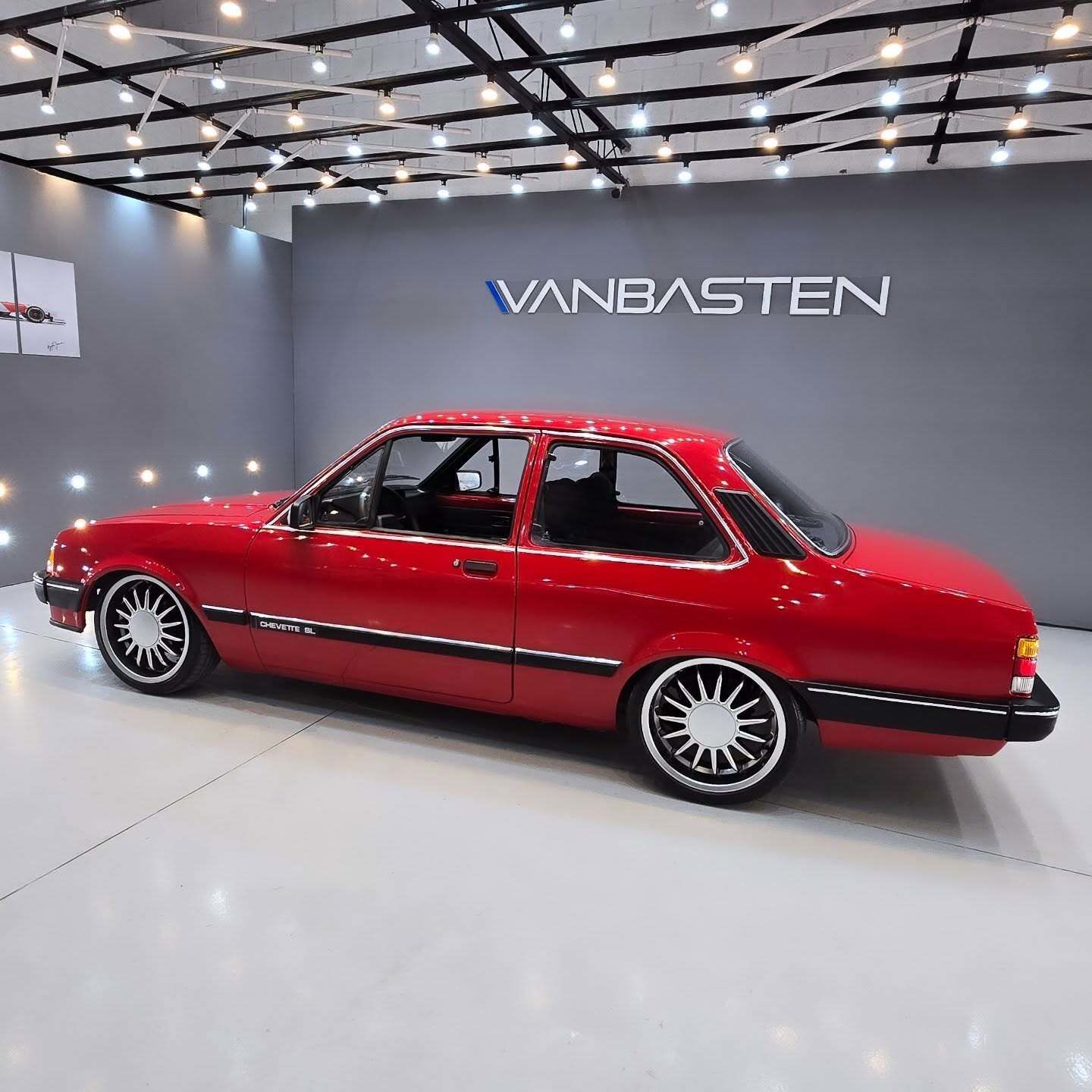 نمای خارجی خودروی شورولت شوت (GM Chevette SL) مدل ۱۹۸۹ به رنگ نوک‌مدادی با رینگ‌های اسپرت ۱۷ اینچی و چراغ‌های اورجینال در وضعیت بسیار سالم.