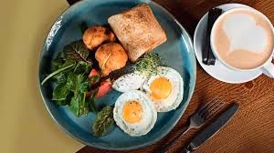 صبحانه‌ای رایج اما پرخطر؛ تخم‌مرغ را با چای و قهوه نخورید 