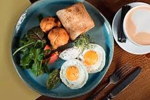 صبحانه‌ای رایج اما پرخطر؛ تخم‌مرغ را با چای و قهوه نخورید 