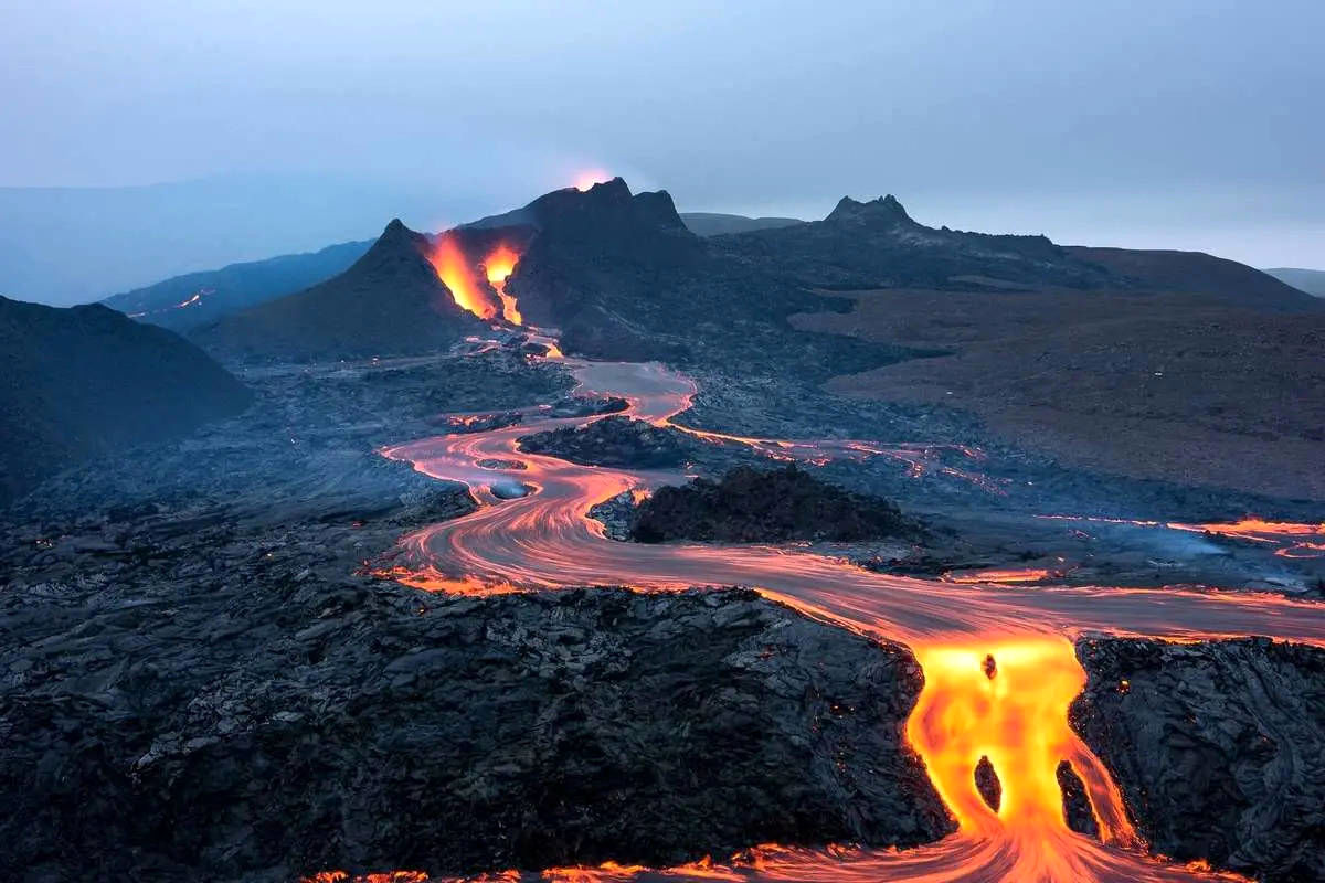 فوران‌های تماشایی آتشفشان در ایسلند گردشگران را شگفت‌زده کرد/ ویدئو