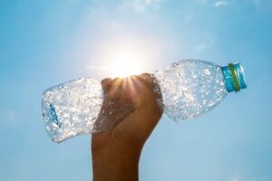 تبدیل بطری‌ پلاستیکی به سوخت پاک با نور خورشید