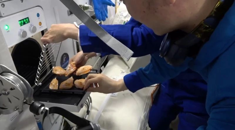 چینی‌ها در فضا بال مرغ سوخاری پختند!