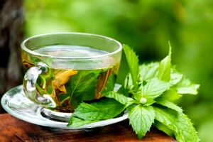 بهترین نوشیدنی‌ها برای درمان نفخ شکم