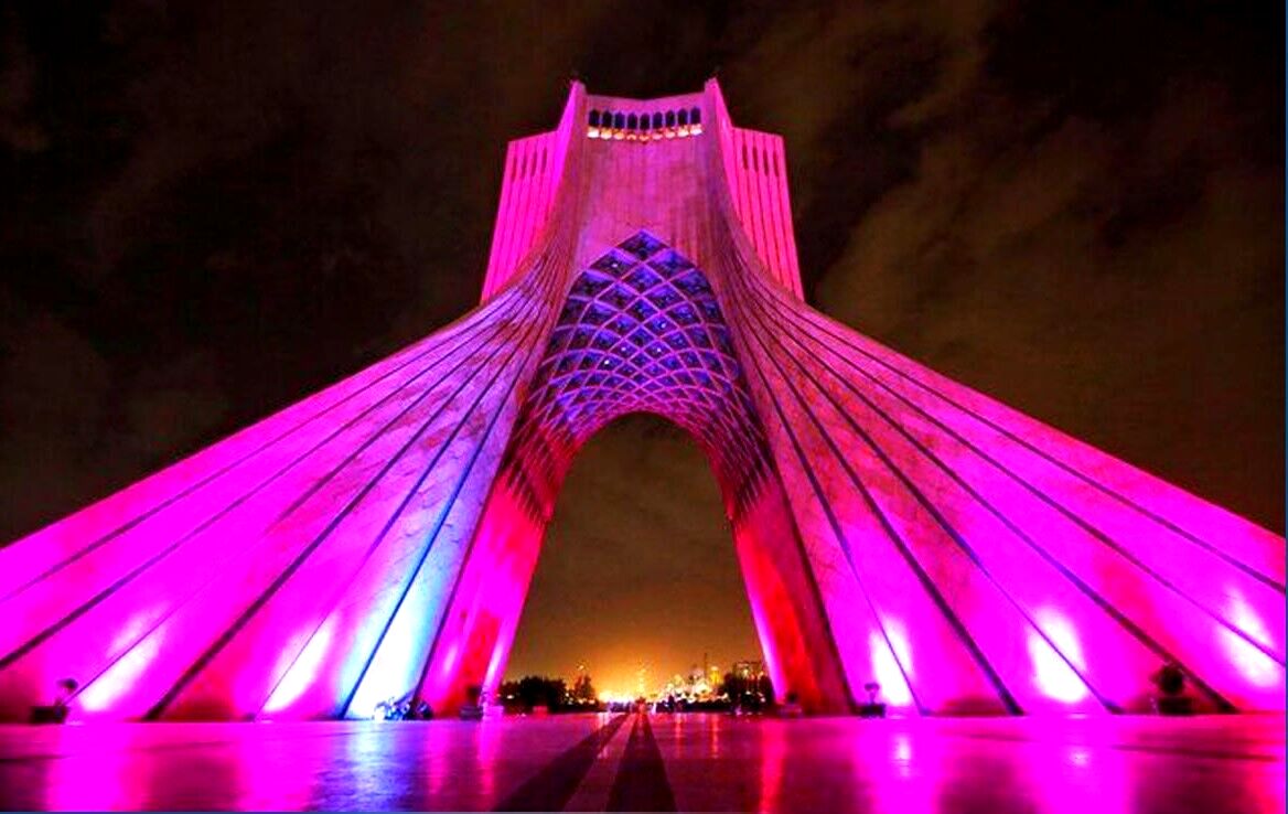 برج آزادی صورتی می‌شود
