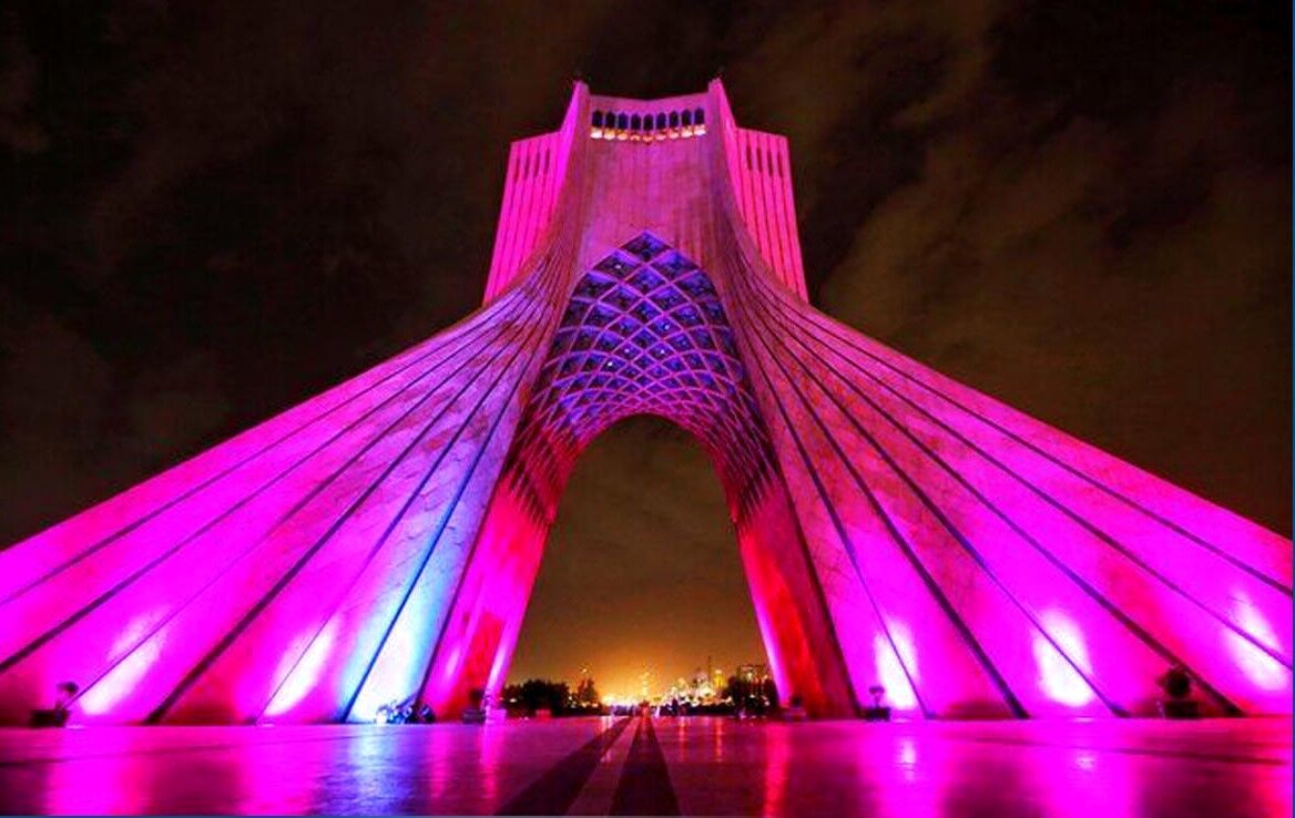 برج آزادی صورتی می‌شود