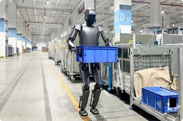 ربات های کارگر در کارخانه ها/ ویدئو