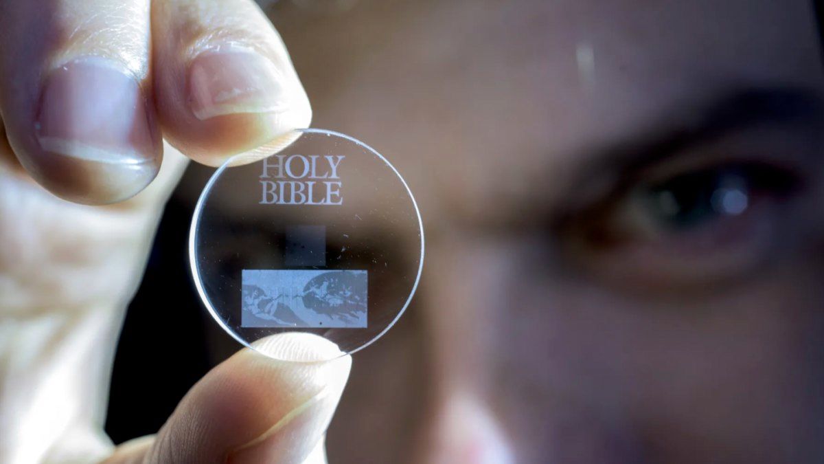 شیشه ای عجیب که اطلاعات را تا ۱۳٫۸ میلیارد سال ذخیره می‌کند