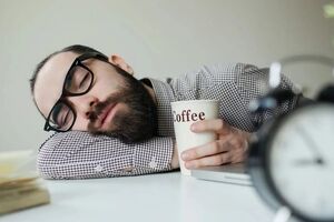 قهوه چگونه باعث خواب آلودگی می‌شود؟