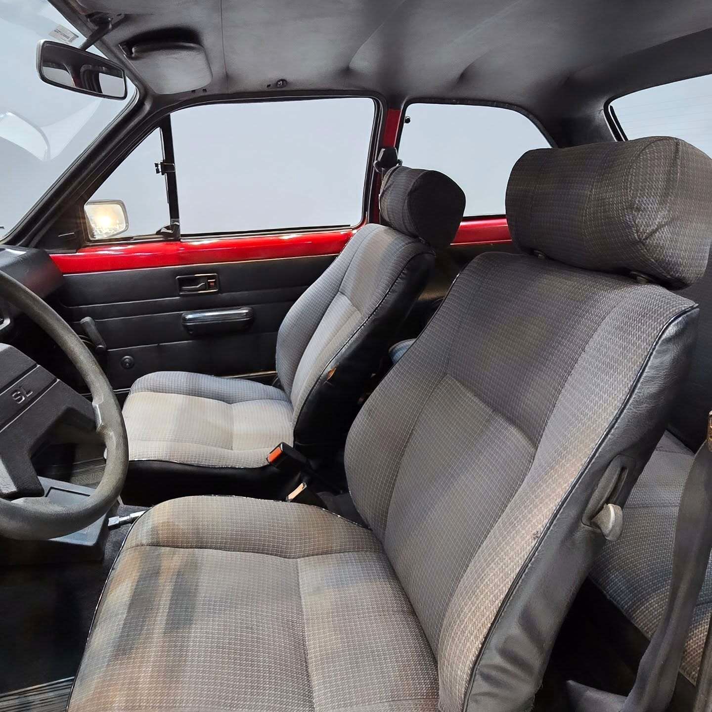 نمای خارجی خودروی شورولت شوت (GM Chevette SL) مدل ۱۹۸۹ به رنگ نوک‌مدادی با رینگ‌های اسپرت ۱۷ اینچی و چراغ‌های اورجینال در وضعیت بسیار سالم.