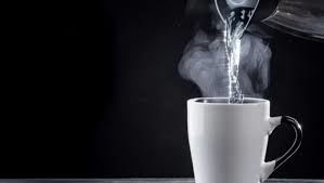 ۱۲ فایده معجزه آسای نوشیدن آب گرم که نمی‌دانید