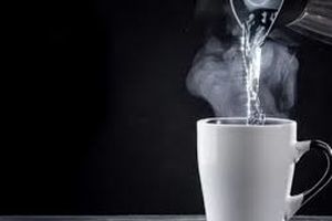 ۱۲ فایده معجزه آسای نوشیدن آب گرم که نمی‌دانید