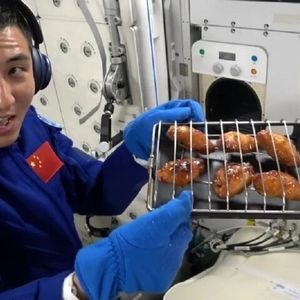 چینی‌ها در فضا بال مرغ سوخاری پختند