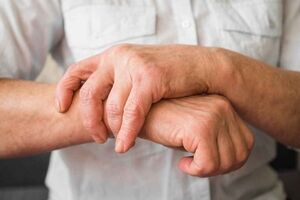 علت سوزش بی دلیل پوست پا و دست ها چیست؟